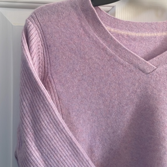 Lavender Purple 💜 cashmere sweater - Picture 2 of 4